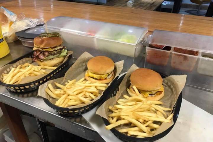 Base Hakuba 與 Burgers & Brews 店內空間